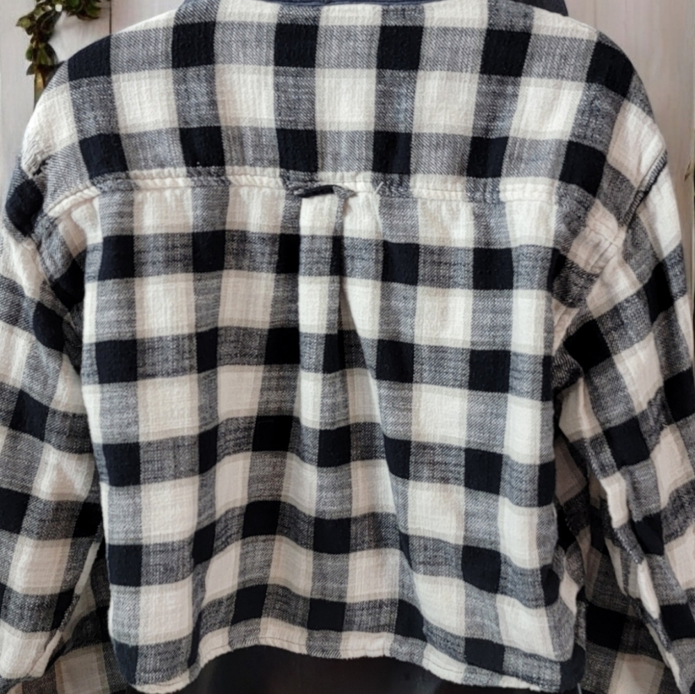 American Eagle women's flannel midrift hooded button-up shirt in size medium. - Picture 10 of 10